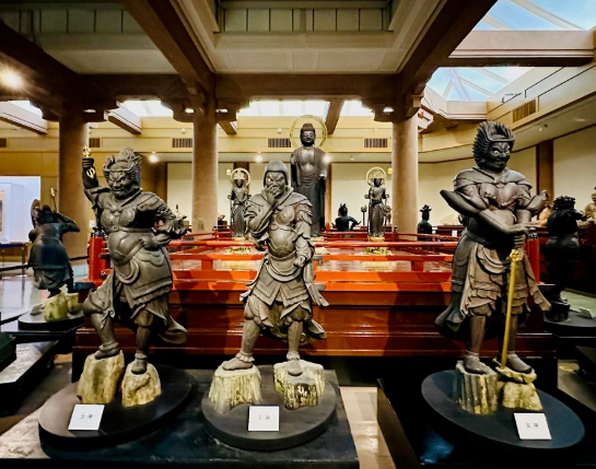 The interior of the Kamakura Museum, lined with lifelike Kamakura-period Buddhist guardian sculptures